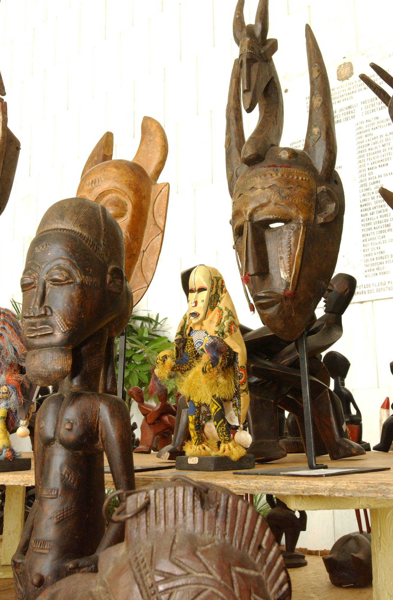 Esculturas, mscaras e estatuetas africanas<a style='float:right;color:#ccc' href='https://www3.al.sp.gov.br/repositorio/noticia/hist/Exposicao cultura negra.jpg' target=_blank><i class='bi bi-zoom-in'></i> Clique para ver a imagem </a>